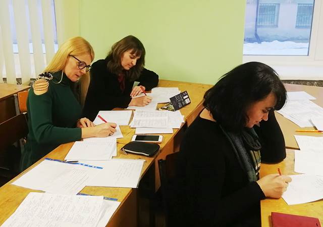 Під час перевірки тестових та творчих завдань